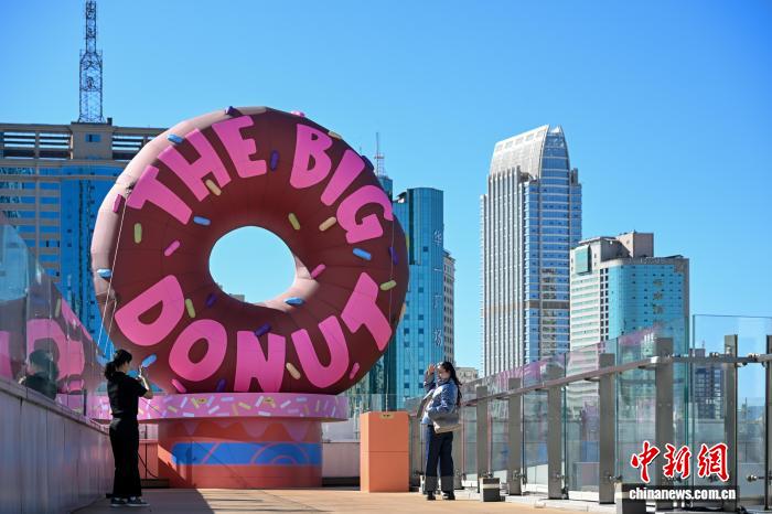 云南昆明：“疯狂动物城”主题装置吸引市民打卡